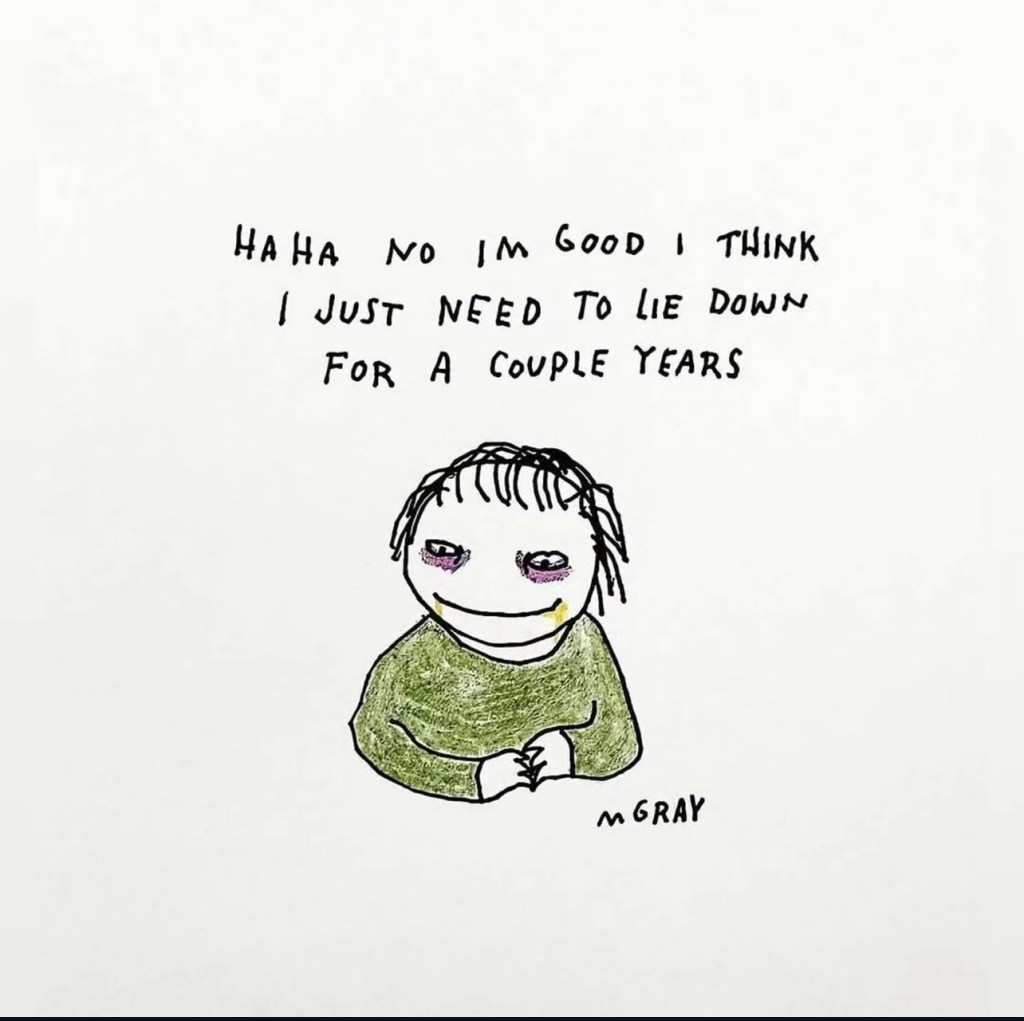 Jeune femme méditant avec un livre sur la pensée en arborescence et l’hypersensibilité mentale.